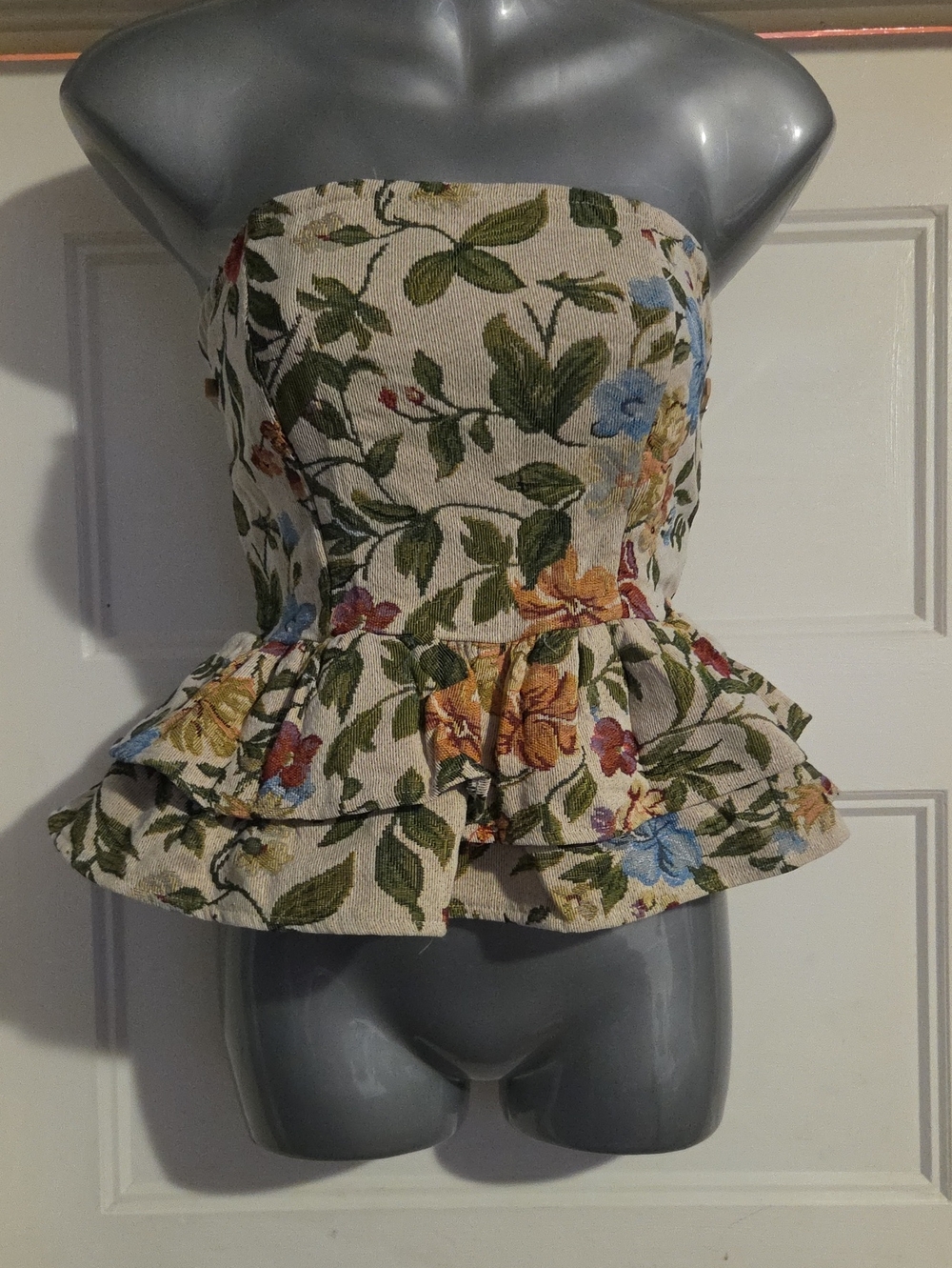 SHEIN Beige Floral Strapless Peplum Top